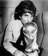 PaoloRossi con la Coppa del Mondo (foto di pubblico dominio tratta da Wikipedia)