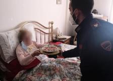 Anziana sola in casa soccorsa da due agenti della Polizia di Stato