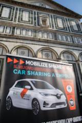 Facciata della Collegiata Sant'Andrea - Totem car sharing Mobilize