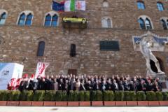 Foto di gruppo per Sindaci e Vescovi del Mediterraneo sull'Arengario di Palazzo Vecchio