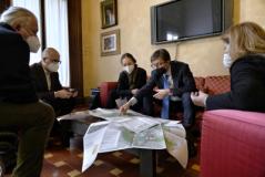 Il Sindaco Dario Nardella e la consigliera delegata Letizia Perini esaminano il progetto per il restauro dell'area Unesco del Parco di Pratolino 