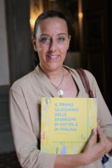 L'assessora Sara Funaro con il Glossario (foto Antonello Serino Ufficio Stampa - Met)