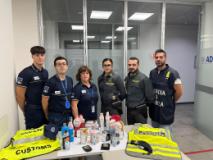 La droga sequestrata e gli agenti