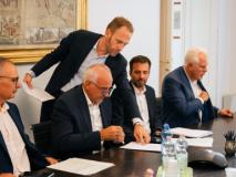 Foto del momento della firma