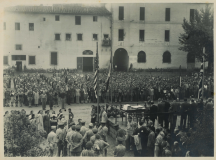 Fortezza da Basso il 7 settembre 1944 il generale Hume saluta e si congratula con i comandanti partigiani (fonte foto Istituto Storico della Resistenza) 