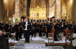 Il direttore Lanzetta e l’orchestrata da Camera Fiorentina con la Corale Santa Cecilia (Fonte foto comunicato ufficio stampa Marco Mannucci)
