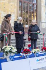 Il taglio del nastro al cantiere. Da sx: l'ass.regionale Cristina Manetti, la rettrice Alessandra Petrucci, la delegata dell'Ateneo alla valorizzazione del patrimonio immobiliare Frida Bazzocchi (Foto Università degli Studi di Firenze)