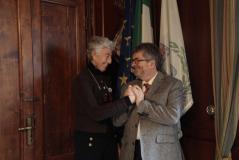 L’erede delle Sorelle Gramatica in visita al Museo Civico della Paglia di Signa (Fonte foto Comune di Signa)