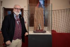 Paolo Penko con l’Anello dell’Alfiere vincitore in mostra nelle Sale Ginori di Palazzo Medici Riccardi (foto Antonello Serino - Met Ufficio Stampa)