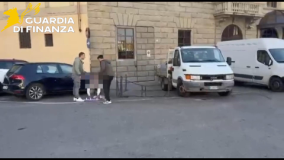 Guardia di Finanza a contrasto del 'gioco delle tre carte' (Fonte foto sala stampa GdiF