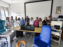 Foto di gruppo con le attrezzature donate dall'associazione