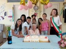 la festeggiata insieme ai familiari e all&rsquo;assessora Parisi