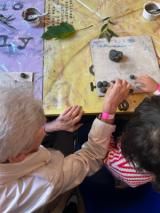  il "patto" tra Rsa e centro infanzia: anziani, bambini e bambine creano insieme opere di creta (Fonte foto comunicato Il Girasole)